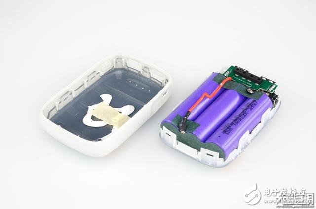 犬年呆萌來襲，摩米士秋田犬MOMAX IP61 9000mAh移動電源開箱拆解