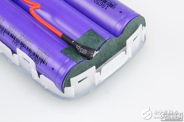 犬年呆萌來襲，摩米士秋田犬MOMAX IP61 9000mAh移動電源開箱拆解