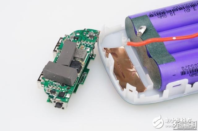 犬年呆萌來襲，摩米士秋田犬MOMAX IP61 9000mAh移動電源開箱拆解