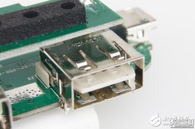 犬年呆萌來襲，摩米士秋田犬MOMAX IP61 9000mAh移動電源開箱拆解