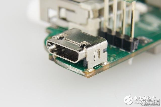 犬年呆萌來襲，摩米士秋田犬MOMAX IP61 9000mAh移動電源開箱拆解