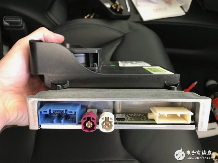 特斯拉Autopilot2.0計(jì)算單元全拆解，英偉達(dá)PX 2到底長(zhǎng)什么樣？